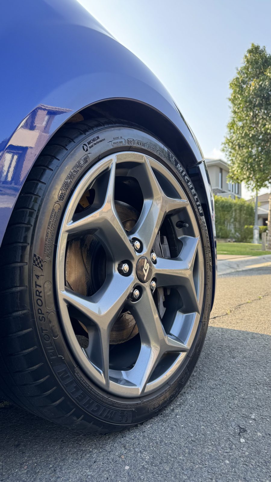 Front guard and alloy wheel of a blue Ford Focus XR5